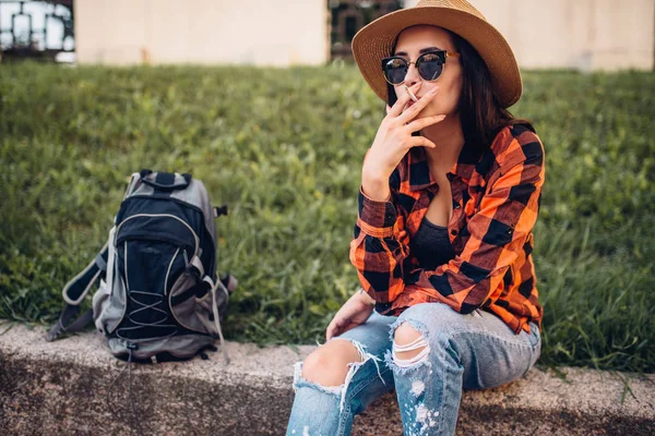 Жінка Туристка Капелюсі Сонцезахисних Окулярах Курить Сигарети Відпочиває Під Час — стокове фото