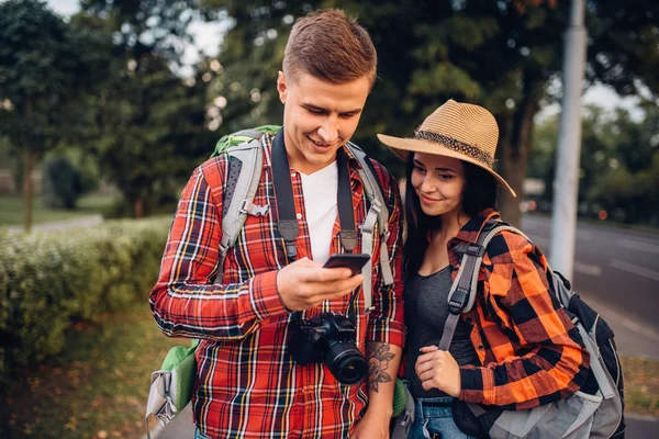 Pareja Turistas Busca Atracciones Ciudad Navegador Excursión Ciudad Senderismo Verano —  Fotos de Stock