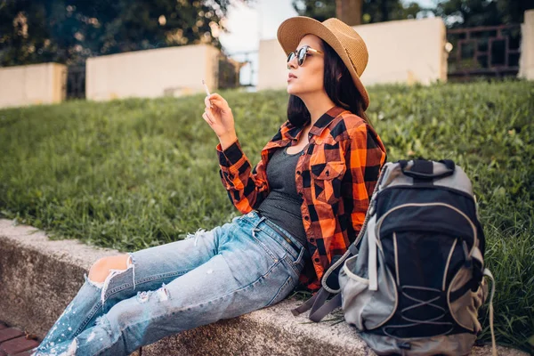 遠足の間に喫煙の女性観光客 若い女性が 市内の旅行の夏の冒険 — ストック写真