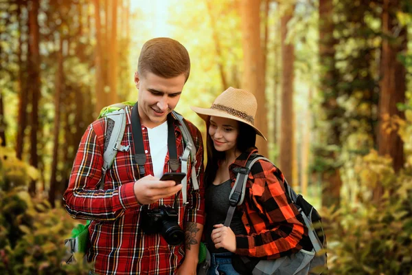 Wanderer Mit Rucksäcken Unterwegs Durch Den Wald Wandern Sommerwald Wanderabenteuer — Stockfoto