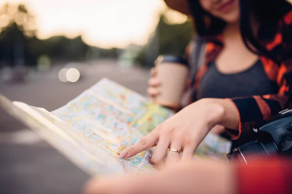 Touristen Studieren Die Karte Der Sehenswürdigkeiten Der Stadt Ausflüge Die — Stockfoto