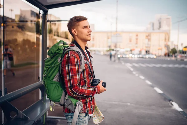 Manliga Turist Med Ryggsäck Vid Busshållplats Sommar Resa Vandring Äventyr — Stockfoto