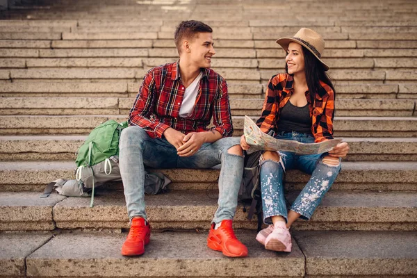 Couple Tourists Backpacks Resting Stone Steps Excursion Town Summer Hiking — Stock Photo, Image