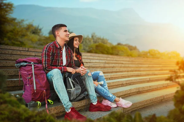 Couple Tourists Backpacks Resting Stone Steps Ancient Temple Excursion Town — Stock Photo, Image