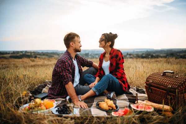 Šťastná Láska Pár Piknik Létě Pole Romantický Tiskovku Muže Ženy — Stock fotografie