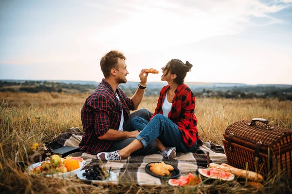 Joyeux Couple Amour Pique Nique Dans Champ Été Junket Romantique — Photo