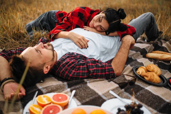 格子縞 夏の畑でピクニックにいくつか嘘が大好きです 男と女のロマンチックな視察旅行 — ストック写真
