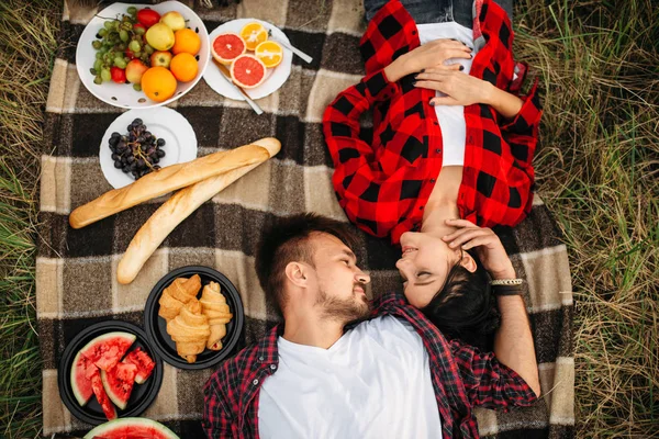 Láska Pár Leží Přehoz Pohled Shora Piknik Létě Pole Romantický — Stock fotografie