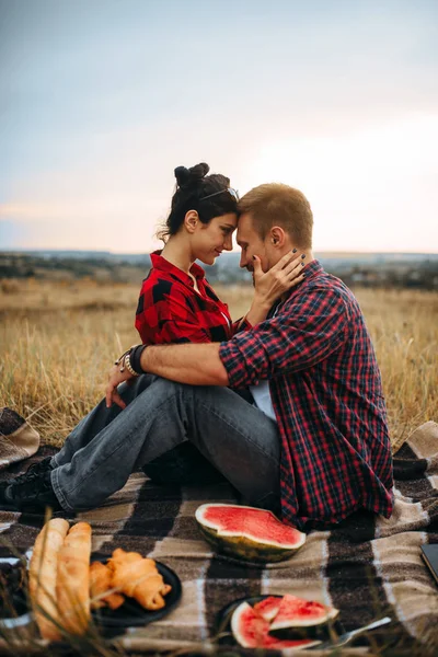 愛のカップルの抱擁 夏の畑でピクニック ロマンチックな視察旅行 男女レジャー一緒に 幸せな家族の週末 — ストック写真