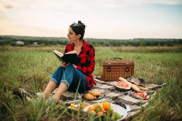 Młoda Kobieta Siedzi Kratę Czyta Książki Piknik Lato Pole Romantyczny — Zdjęcie stockowe