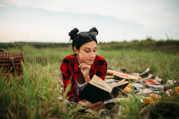 Mujer Joven Acuesta Cuadros Lee Libro Picnic Campo Verano Cohete — Foto de Stock