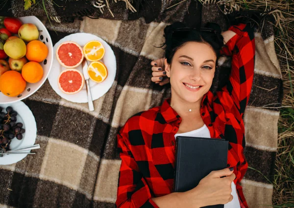 Giovane Donna Trova Sul Plaid Vista Dall Alto Pic Nic — Foto Stock