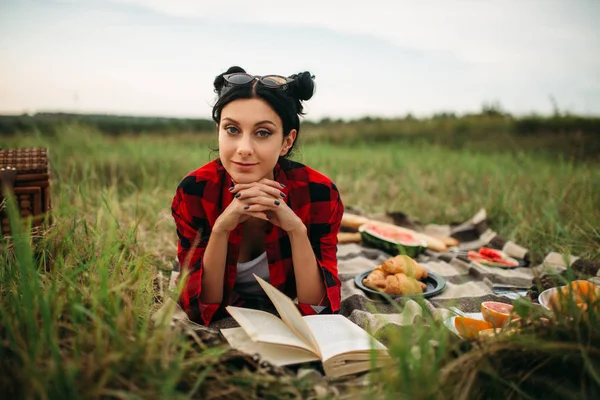 Junge Frau Mit Buch Liegt Auf Kariertem Picknick Sommerfeld Romantischer — Stockfoto