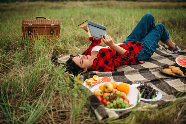 Mujer Linda Encuentra Cuadros Lee Libro Picnic Prado Cohete Romántico — Foto de Stock