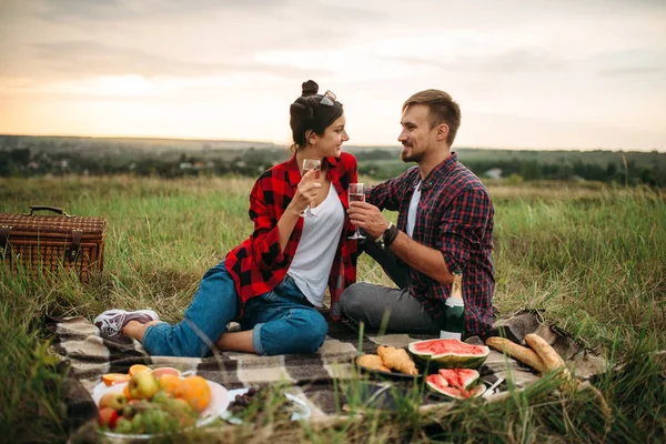 Çift Çecek Şarap Seviyorum Yaz Alanında Piknik Romantik Gala Erkek — Stok fotoğraf