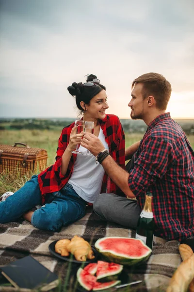 Liebespaar Trinkt Wein Picknick Sommerfeld Romantische Junket Mann Und Frau — Stockfoto