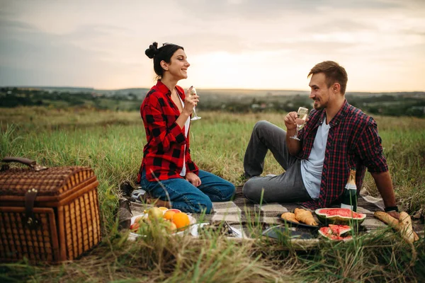 Amor Casal Bebe Vinho Piquenique Prado Junta Romântica Homem Mulher — Fotografia de Stock