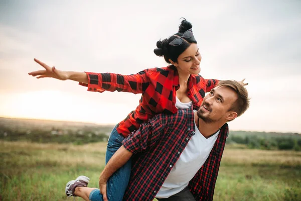 Paar Freizeit Zusammen Picknick Auf Dem Feld Romantischer Junket Mann — Stockfoto