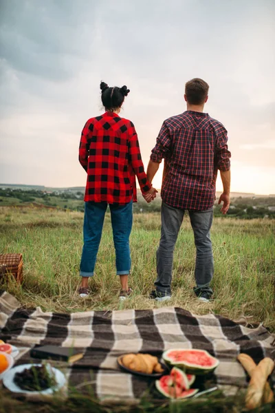 Mladý Pár Při Pohledu Dálky Piknik Poli Romantický Tiskovku Muž — Stock fotografie