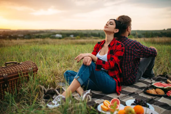 Hombre Mujer Sentados Espaldas Uno Otro Atardecer Picnic Campo Cohete — Foto de Stock