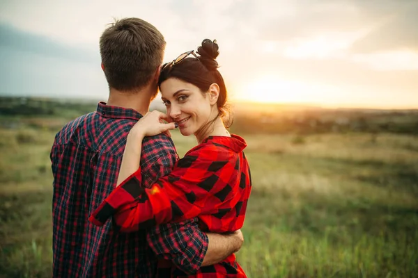 Feliz Pareja Amor Abrazos Campo Verano Atardecer Cohete Romántico Hombre —  Fotos de Stock