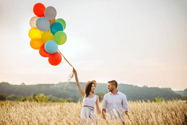 Miłość Para Kolorowych Balonów Pole Żyta Ładna Kobieta Lato Łąka — Zdjęcie stockowe