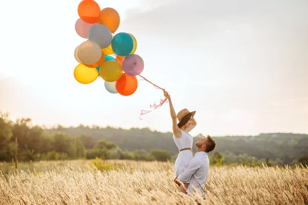 Liefde Paar Met Ballonnen Hugs Een Veld Met Rogge Mooie — Stockfoto