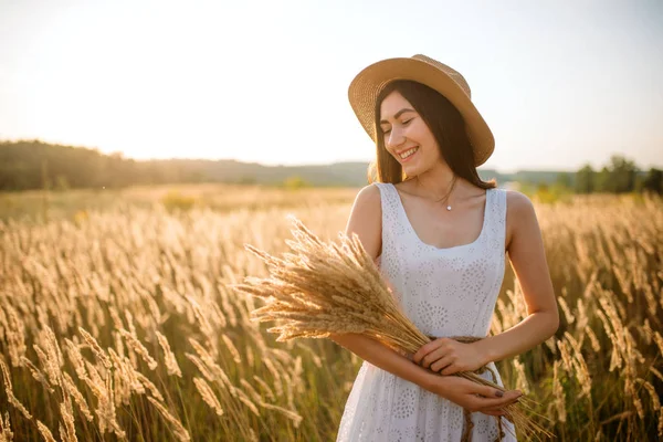 Carina Donna Abito Bianco Cappello Paglia Raccoglie Grano Nel Campo — Foto Stock