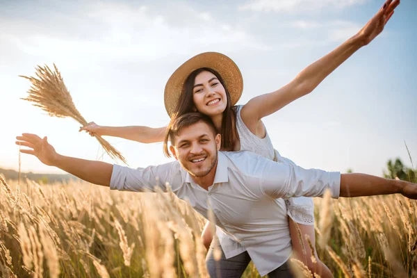 Liebespaar Spielt Sonnigen Tagen Weizenfeld Hübsche Frau Und Mann Spazieren — Stockfoto