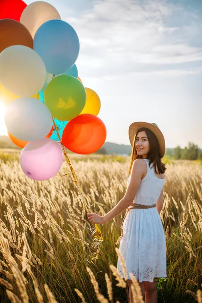 Flicka Med Färgglada Ballonger Promenader Vetefält Bakifrån Vacker Kvinna Sommaräng — Stockfoto