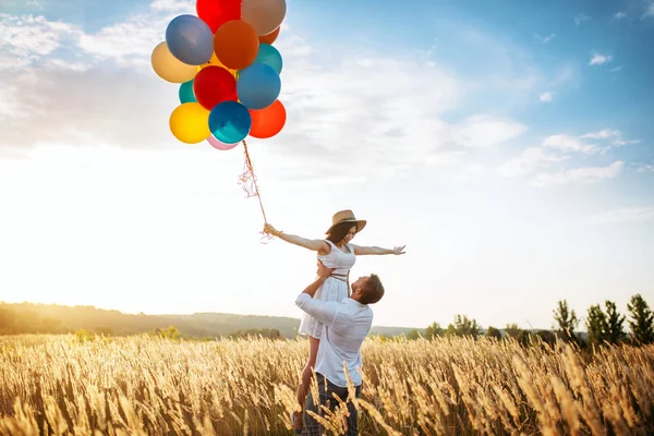 Glückliches Liebespaar Mit Luftballons Umarmt Sich Weizenfeld Hübsche Frau Und — Stockfoto