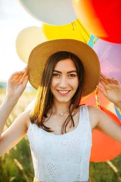 Femeie Drăguță Rochie Albă Pălărie Paie Deține Grămadă Baloane Colorate — Fotografie, imagine de stoc