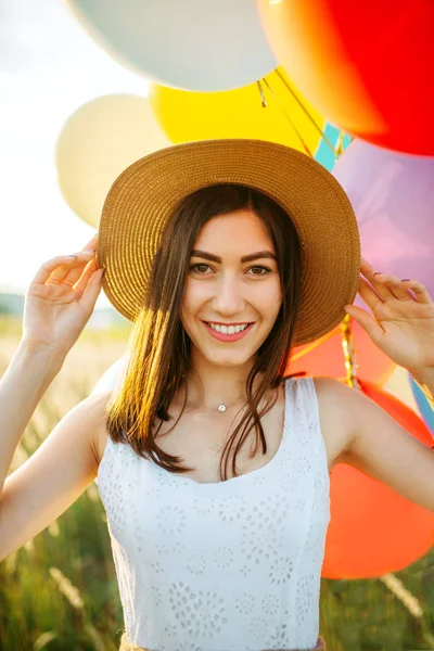 Mujer Linda Vestido Blanco Sombrero Paja Sostiene Racimo Globos Colores — Foto de Stock