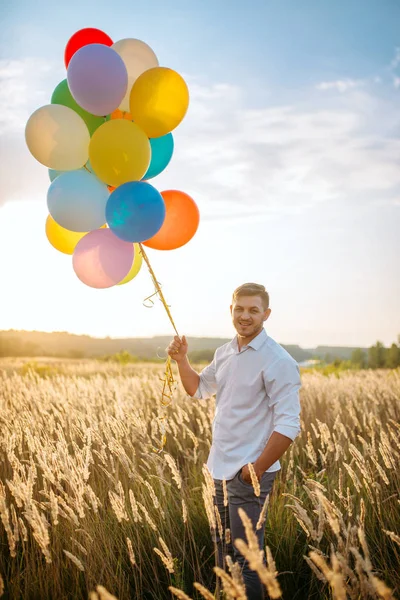 Gelukkig Mens Met Een Heleboel Ballonnen Wandelingen Tarweveld — Stockfoto