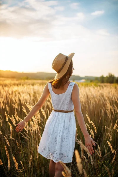 Mulher Vestido Branco Chapéu Palha Andando Campo Trigo Pôr Sol — Fotografia de Stock