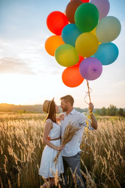 Šťastný Pár Drží Chomáč Balónků Líbání Pšeničné Pole Hezký Pár — Stock fotografie