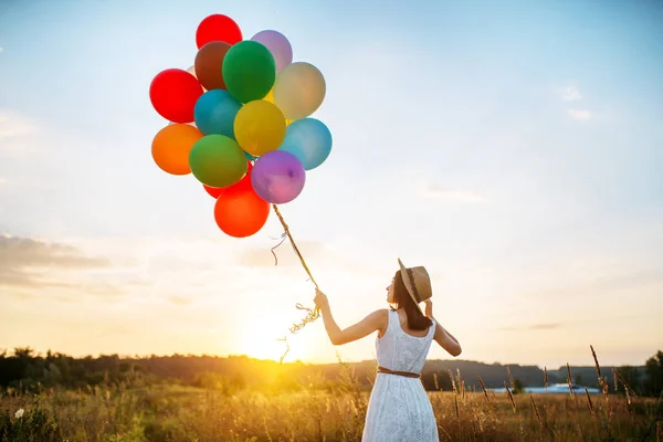 Flicka Med Färgglada Air Ballonger Promenader Vetefält Vacker Kvinna Sommaräng — Stockfoto