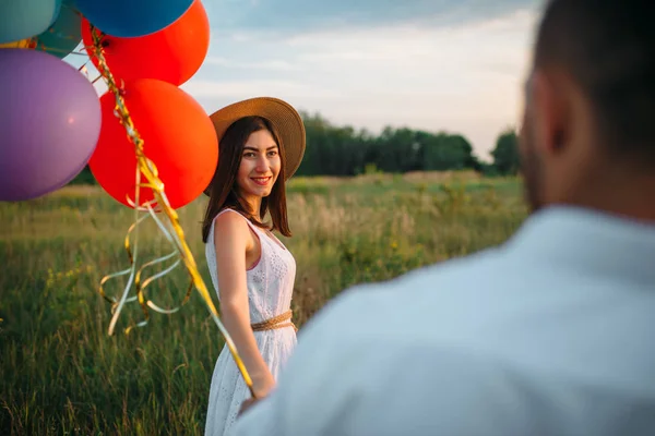 Donna Felice Tiene Mucchio Palloncini Coppia Nel Campo Estivo Bella — Foto Stock