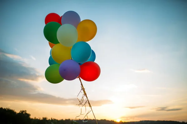 Bando Balões Coloridos Voando Céu Pôr Sol Aniversário Conceito Celebração — Fotografia de Stock