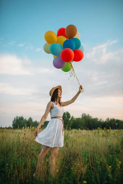 Leende Kvinna Med Färgglada Ballonger Promenader Det Gröna Fältet Vacker — Stockfoto