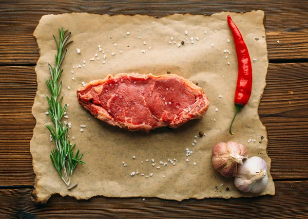 Rohes Stück Fleisch Auf Holztisch Draufsicht Niemand Stek Auf Fladenbrot — Stockfoto