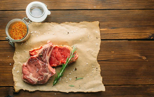 Nyers Hús Fűszerezés Tábla Felülnézet Senki Sem Stek Pita Kenyér — Stock Fotó