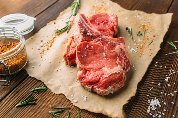 Carne Cruda Sazón Sobre Mesa Madera Vista Superior Nadie Apóyate — Foto de Stock