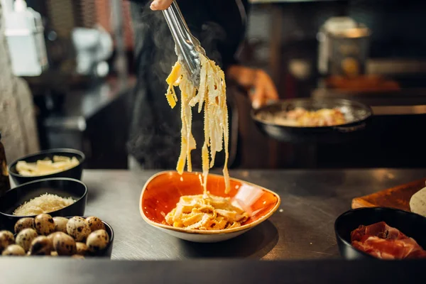 Kock Med Pan Matlagning Pasta Träbord Garnering För Sesongsgrönsaker Matlagning — Stockfoto
