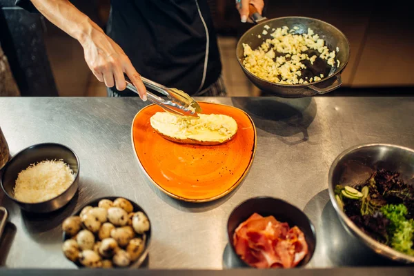 Vrouwelijke Chef Kok Met Pan Koken Van Vlees Met Pasta — Stockfoto