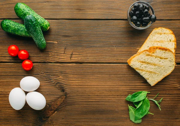 Carne Cruda Condimento Olive Erbe Aromatiche Pane Uova Sul Tavolo — Foto Stock