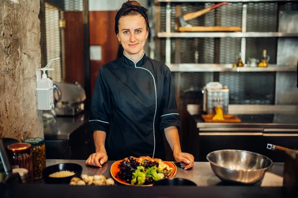 Vrouwelijke Chef Kok Koken Van Vlees Salade Houten Tafel Garnituur — Stockfoto