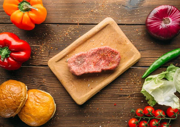 Saftstück Fleisch Würze Und Frisches Gemüse Auf Holztisch Draufsicht Niemand — Stockfoto