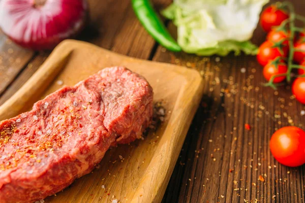 Juice Darab Steak Fűszerkeverék Friss Zöldségek Fából Készült Asztal Közelkép — Stock Fotó