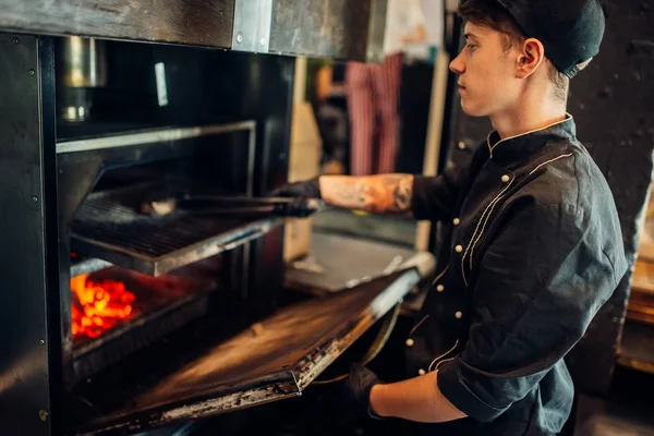 Kocken Hand Handskar Förbereder Biff Grillen Ugnen Färsk Oxfilé Matlagning — Stockfoto